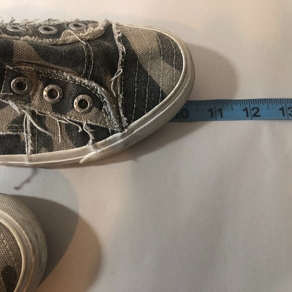 BLOWFISH Sneaker Women's Size US7-7.5 Green Tan Camo Print Slip On Shoes - Picture 6 of 10